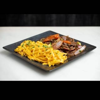 Tallarines a la Huancaina con Lomo Saltado Especial