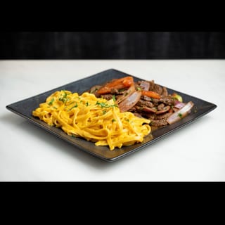 Tallarines a la Huancayna con Lomo